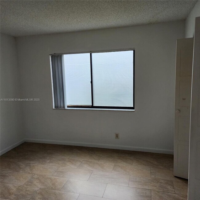Building Photo - 342 Lakeview Dr