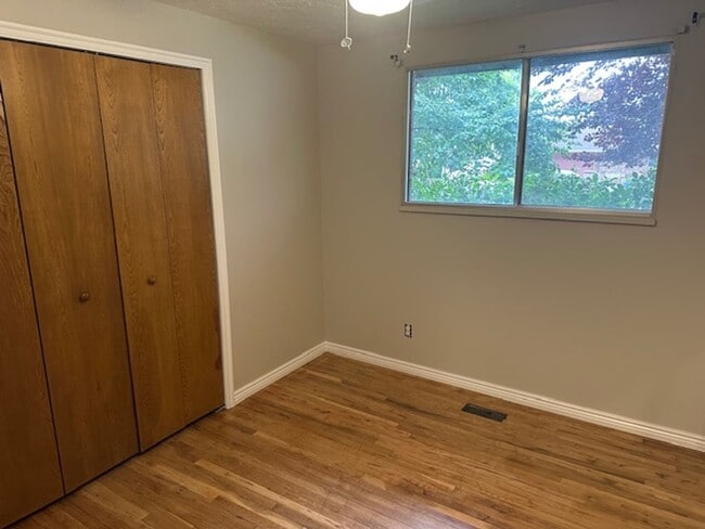 Building Photo - East Layton Home with Beautiful Landscapin...