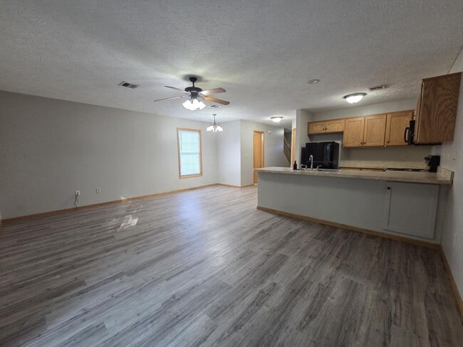 Building Photo - Spacious Town House for Rent