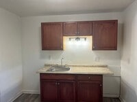 Building Photo - Awesome 2 bedroom ranch Section 8 approved