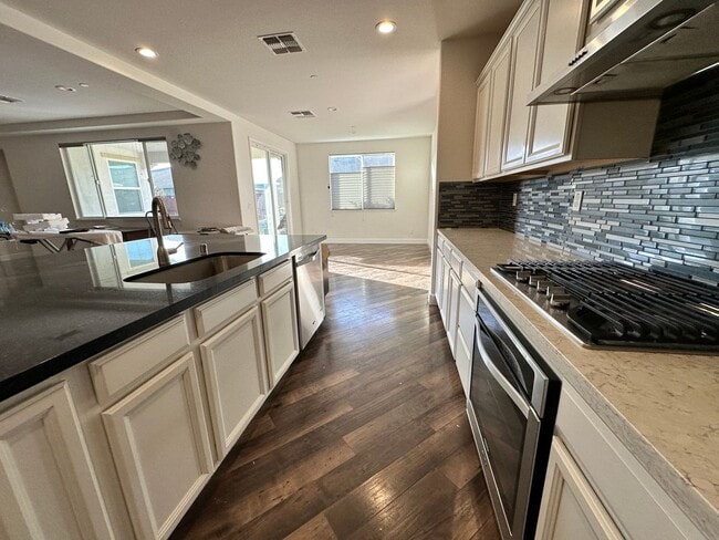 Building Photo - Modern 4 Bed, 3.5 Bath Home with Solar, St...