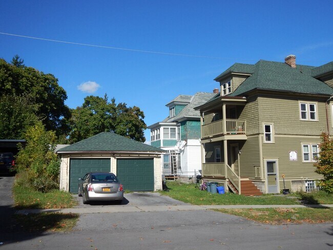 Building Photo - AVAILABLE 8/1/26 - Spacious First Floor Ap...