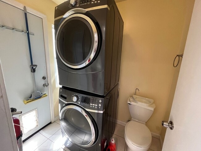 Building Photo - Three Bedroom House Available in Albany!!!