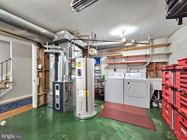 Building Photo - 5988 Queenston St