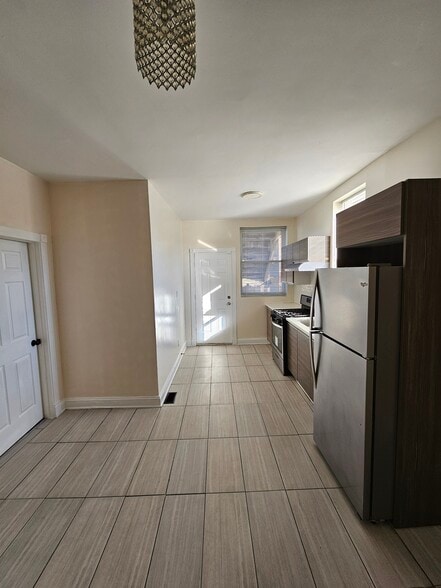 Building Photo - 719 S Central Park Ave