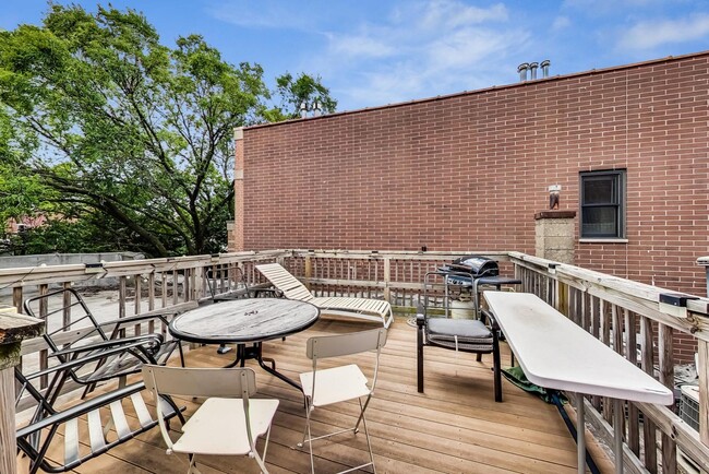 Building Photo - 2330 N Greenview Ave