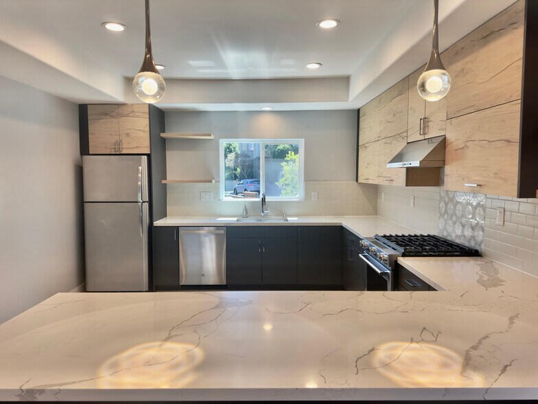 Building Photo - 914 Everett Ave