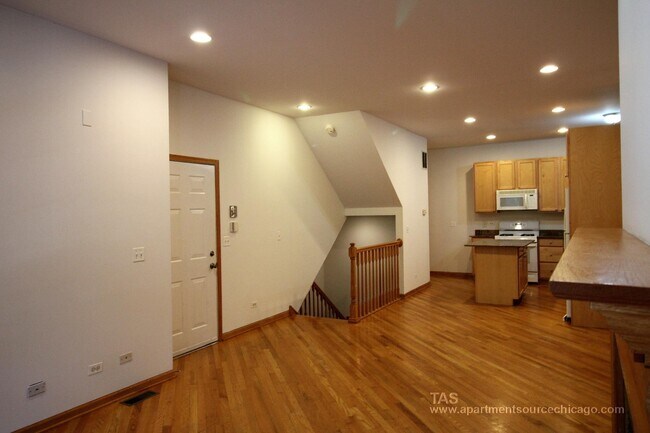 Building Photo - 1321 W Belmont Ave