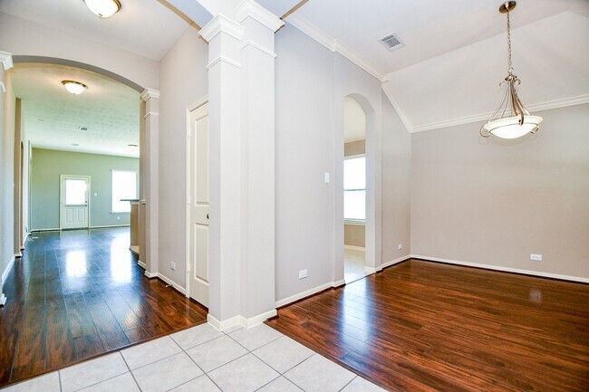 Building Photo - 2023 Manchester Crossing Dr