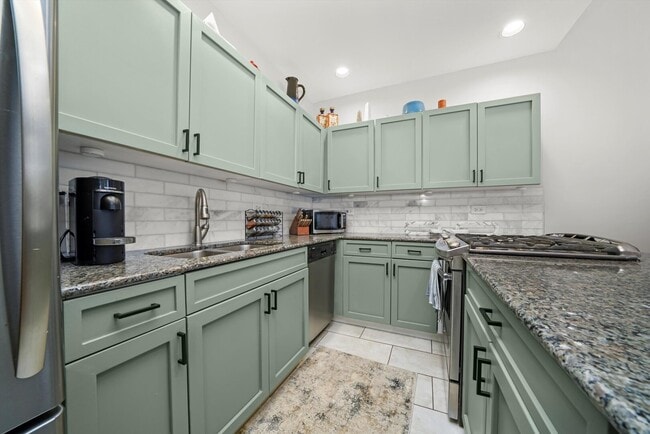 Building Photo - 1760 W Wrightwood Ave