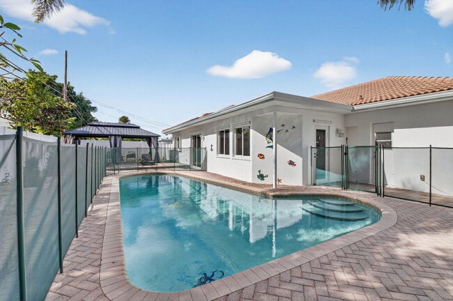 Building Photo - 1012 W Camino Real