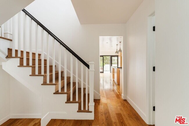 Building Photo - 1355 Bobolink Pl