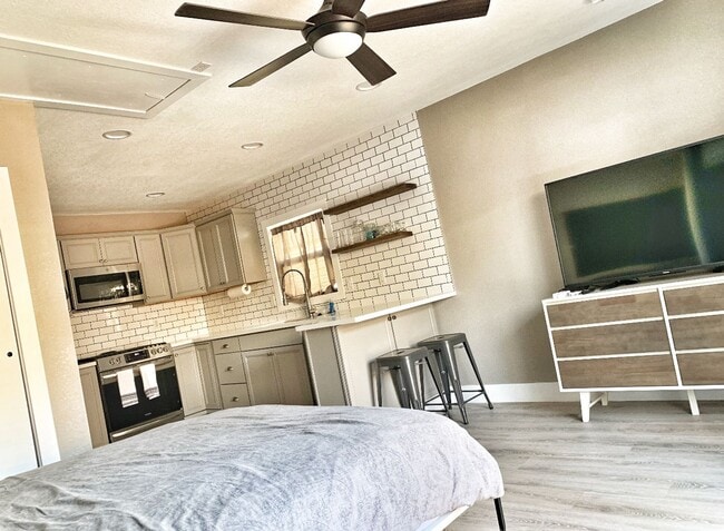 Building Photo - Renovated Studio in Downtown Sacramento! O...