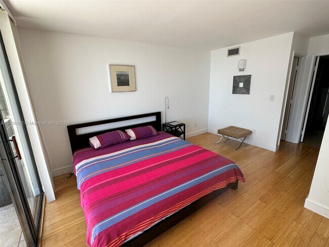 Building Photo - 1440 Brickell Bay Dr