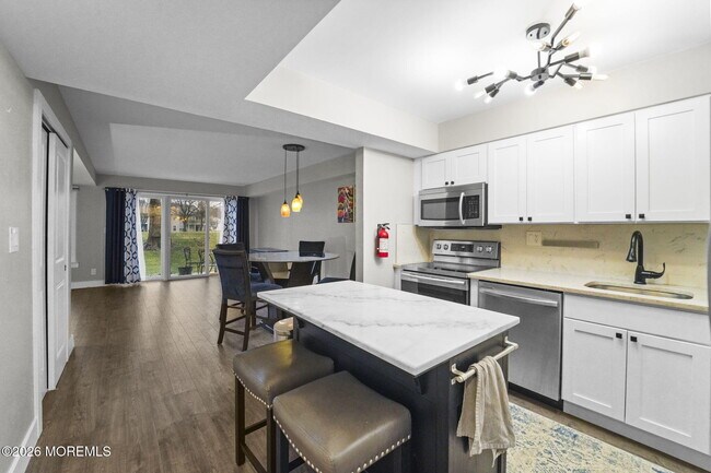 Building Photo - 83 Greenwood Dr