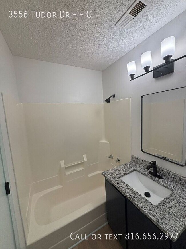 Building Photo - 3556 Tudor Dr