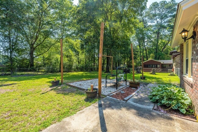 Building Photo - Charming 4 bedroom home with large yard