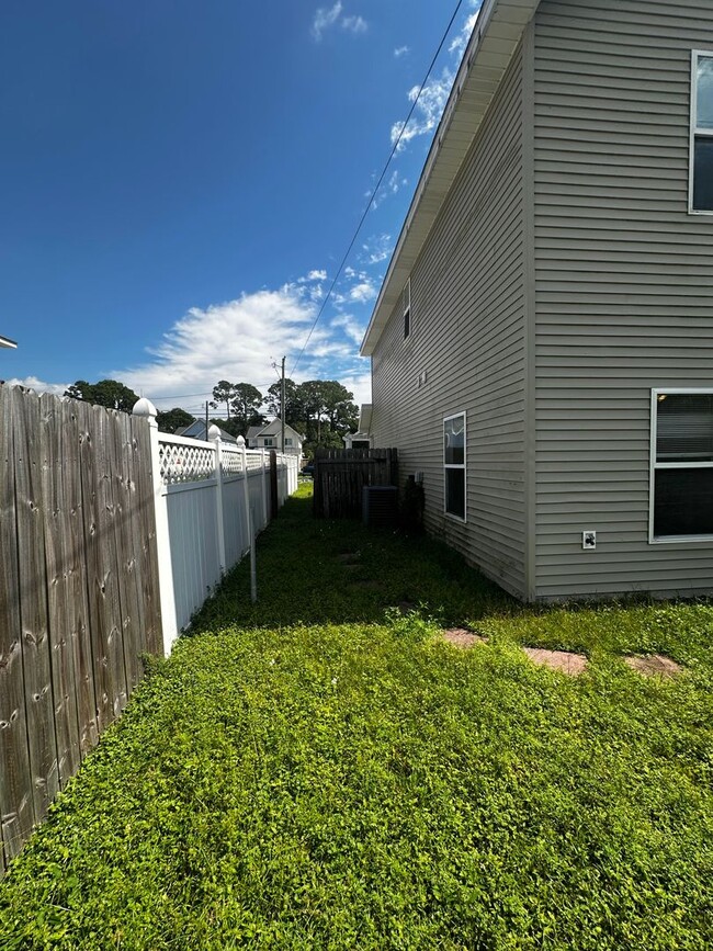 Building Photo - Great Three Bedroom-Now Available! $500.00...