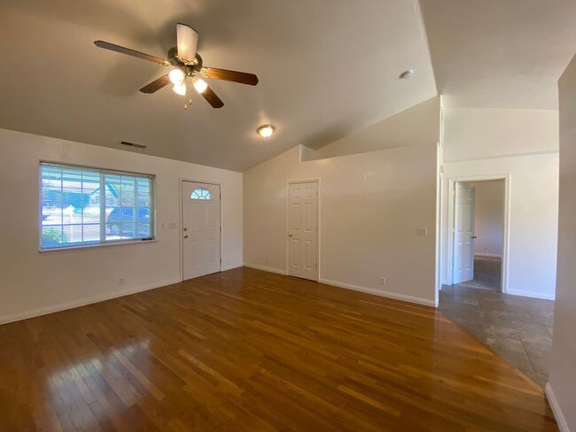 Building Photo - Charming Veneta Home!