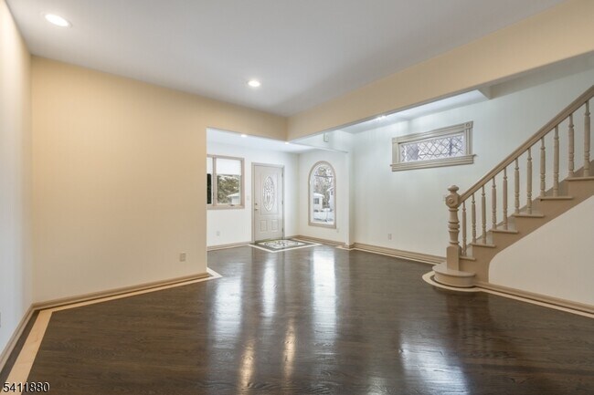 Building Photo - 302 Walnut Ave