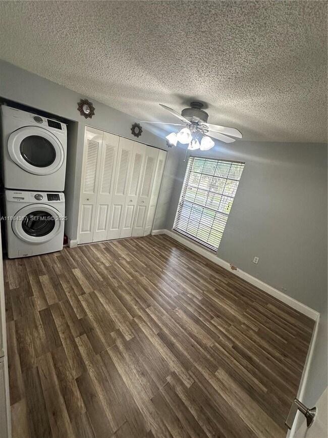 Building Photo - 7200 Fairway Dr