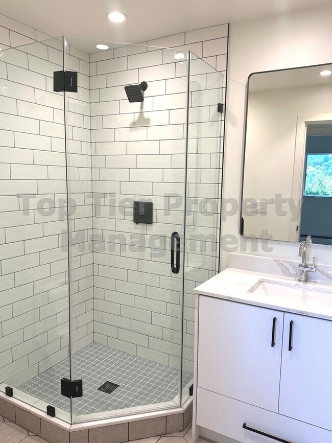 Building Photo - Beautifully Remodeled 4 Bedroom / 3 Bath /...