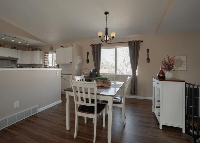 Building Photo - Single Family Home | 3 Bed 3 Bath /w walko...