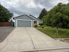 Building Photo - 3 bedroom, 2 bathroom, 1447 Sq Ft