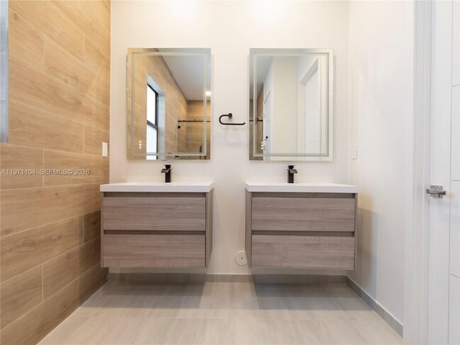 Building Photo - 841-843 SW 29th St