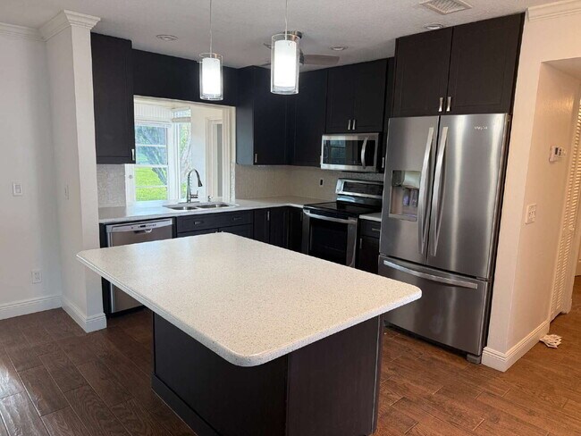 Building Photo - Lakewood - just 10minutes to Downtown Naples!