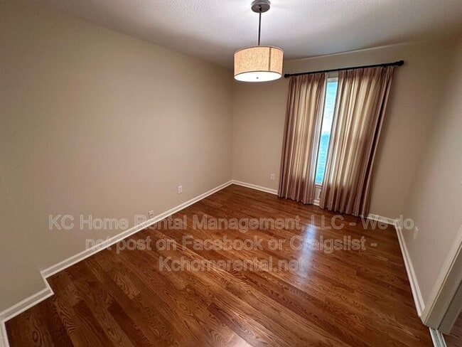 Building Photo - 6119 Cottonwood Dr