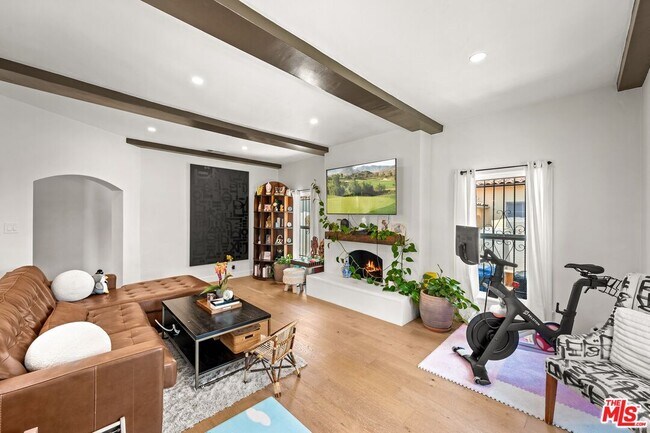 Building Photo - 3871 Roxton Ave