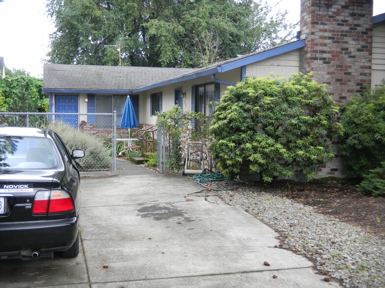 Your dedicated parking off-street - 1124 SE Umatilla St