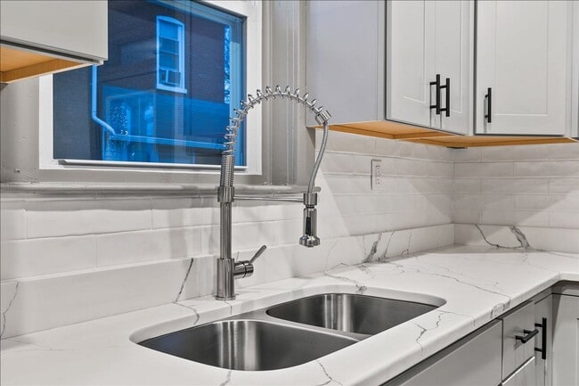 Building Photo - 584 W Main St