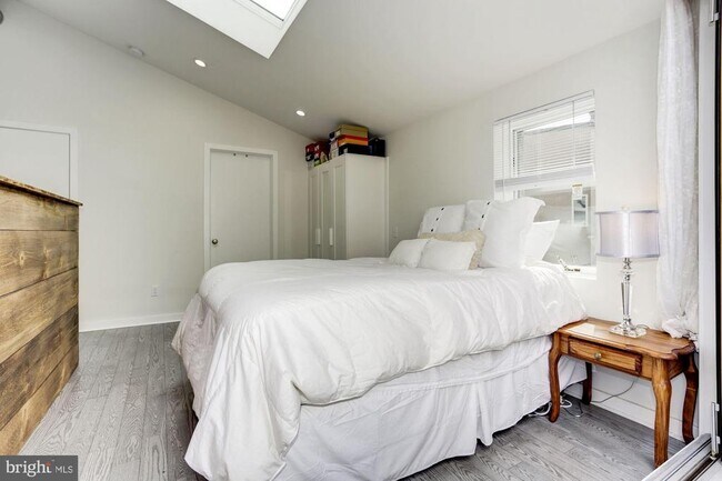 Building Photo - 430 Poplar St