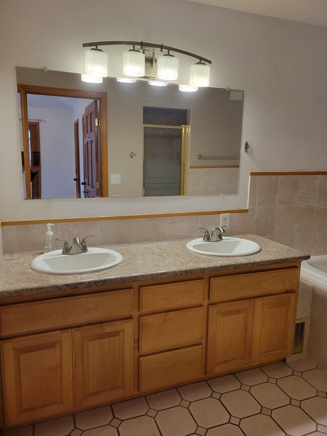 Building Photo - Beautiful home in Ferry St Bridge Area. 3 bedroom / 2 bath! Apply Now!