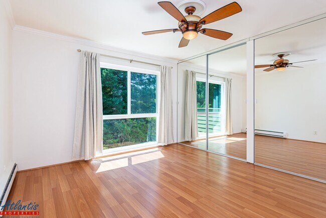 Building Photo - Lovely & Spacious Condo | A/C | In-Unit La...
