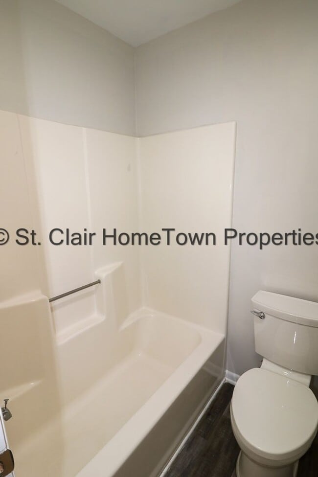 Building Photo - Upstairs Unit on Logan Martin Lake