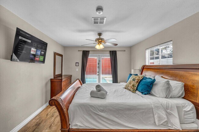 Building Photo - 3 Bed FULLY FURNISHED Pool Home