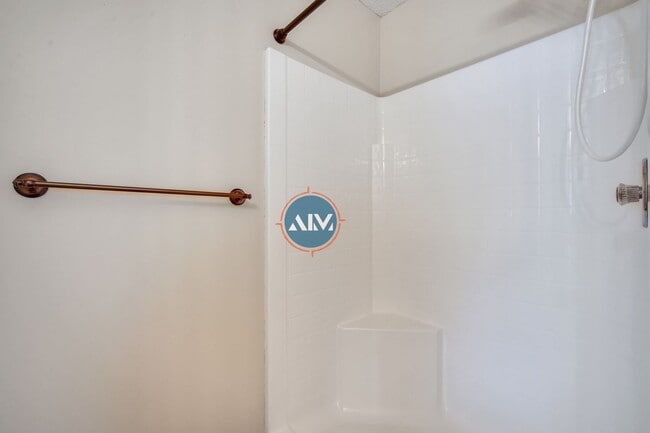 Building Photo - Beautiful 3 Bed 2 Bath Home located in his...