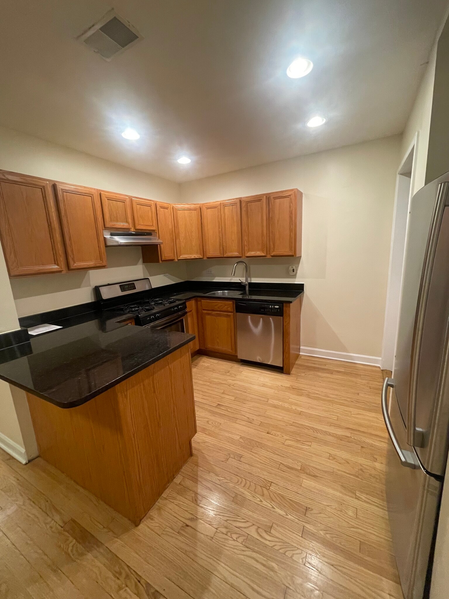 Building Photo - 5120 N Kenmore Ave