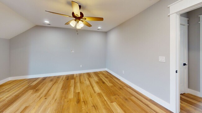 Building Photo - 1211 Hedge Ave