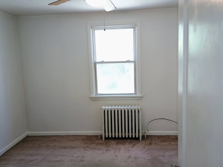 Building Photo - 807-807 Bedford St