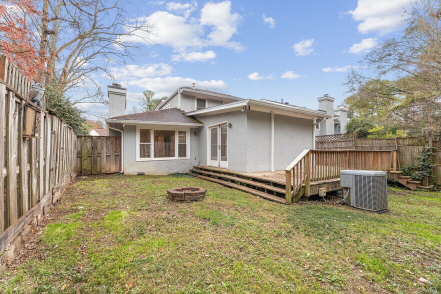 Fenced Backyard with a Firepit - 1486 Briaroaks Trl NE