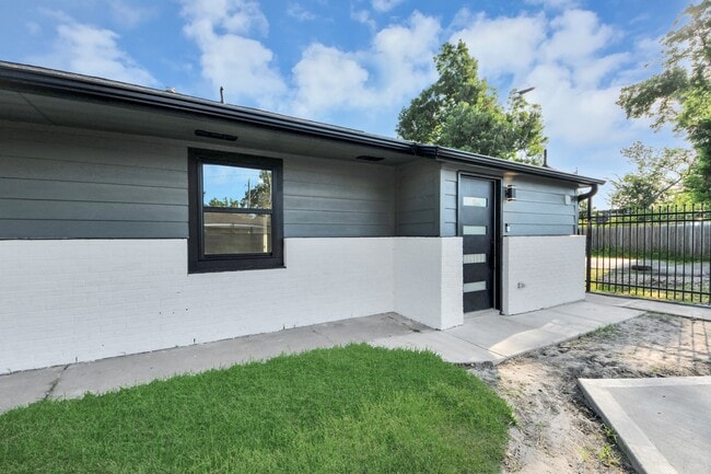 Building Photo - 6201 Batterson St