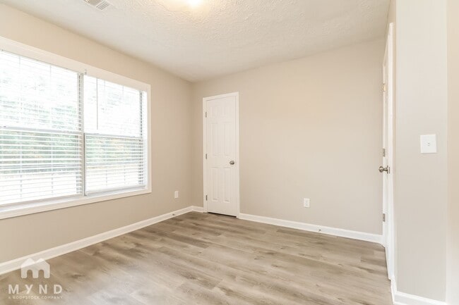 Building Photo - 120 Princeton Way
