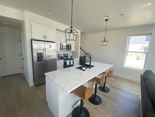 Building Photo - Breathtaking Desert Color 3 bed 2.5 bath townhome for rent!