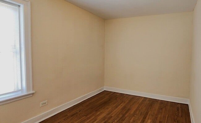 Building Photo - 4848 W Wrightwood Ave