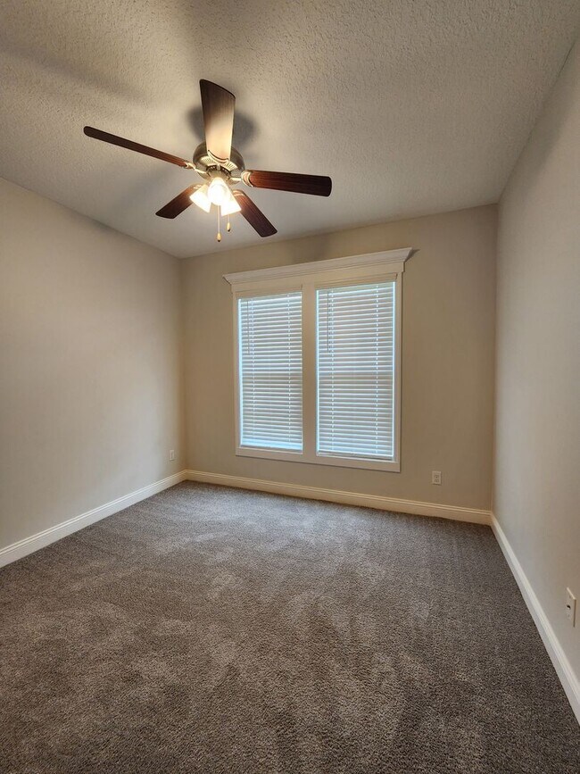 Building Photo - Charming 4-Bedroom Home with Modern Finishes in Hahira, GA - Lawn Care Included