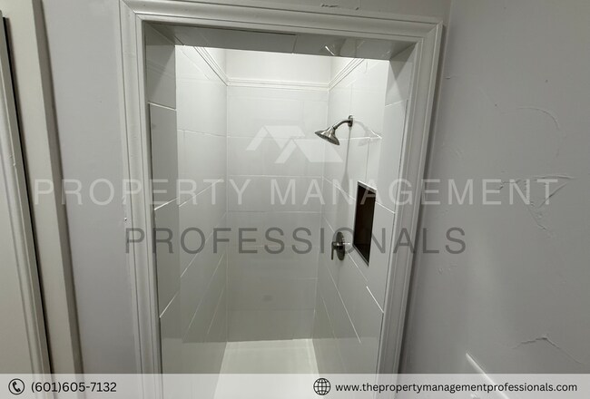 Building Photo - 600 Bay Pointe Ln